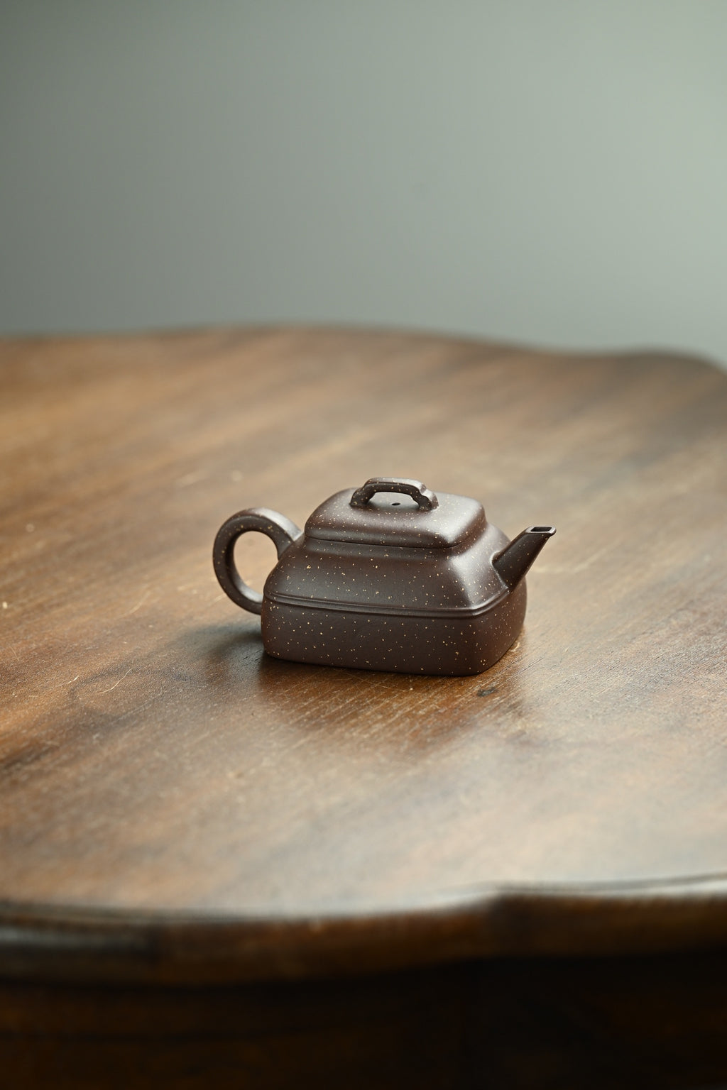 智方·全手工 实力派陶手作品/容量160cc/原矿紫泥铺砂 四方壶身饱满有力，线条明快挺秀