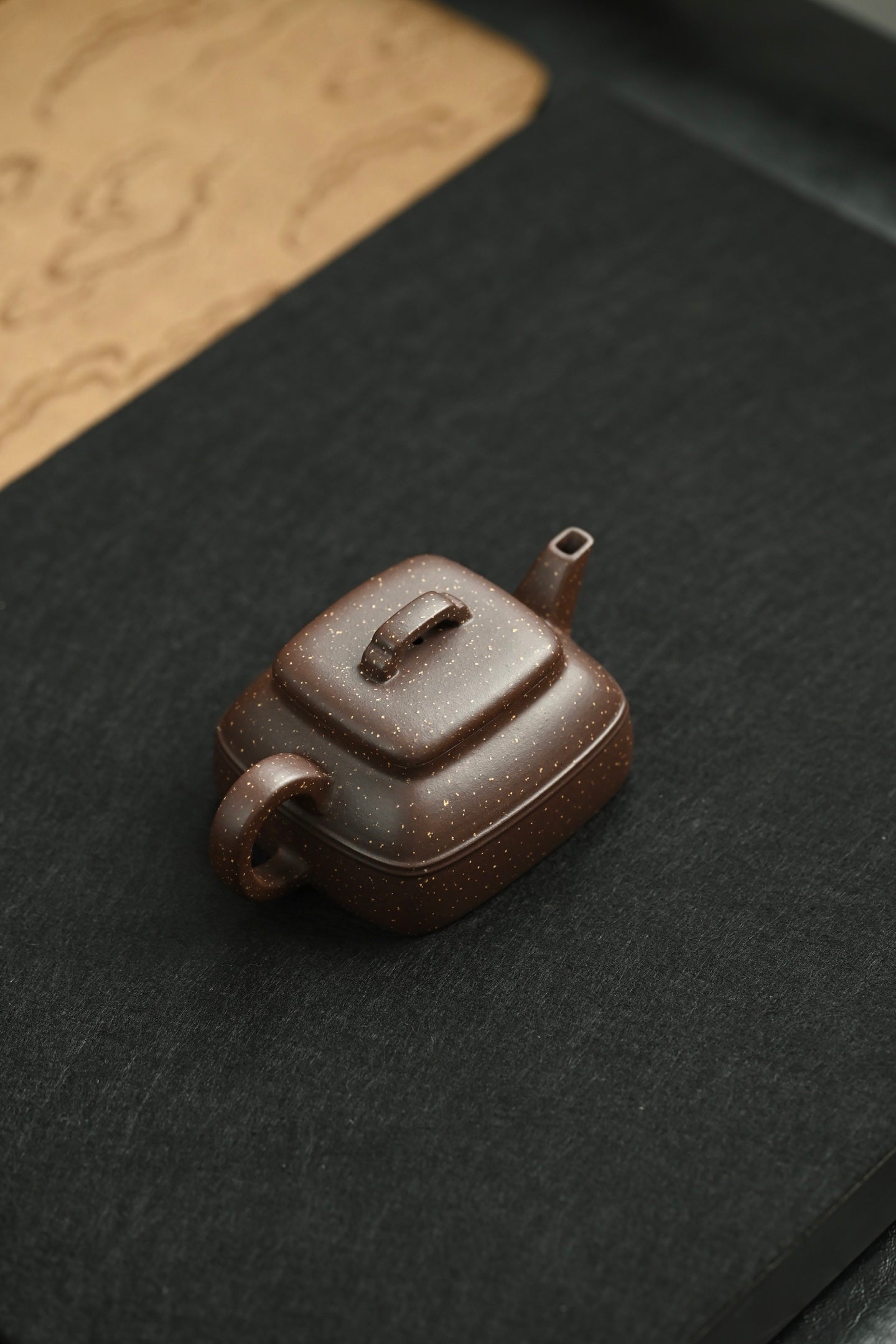 智方·全手工 实力派陶手作品/容量160cc/原矿紫泥铺砂 四方壶身饱满有力，线条明快挺秀