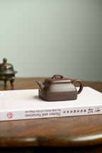 智方·全手工 实力派陶手作品/容量160cc/原矿紫泥铺砂 四方壶身饱满有力，线条明快挺秀