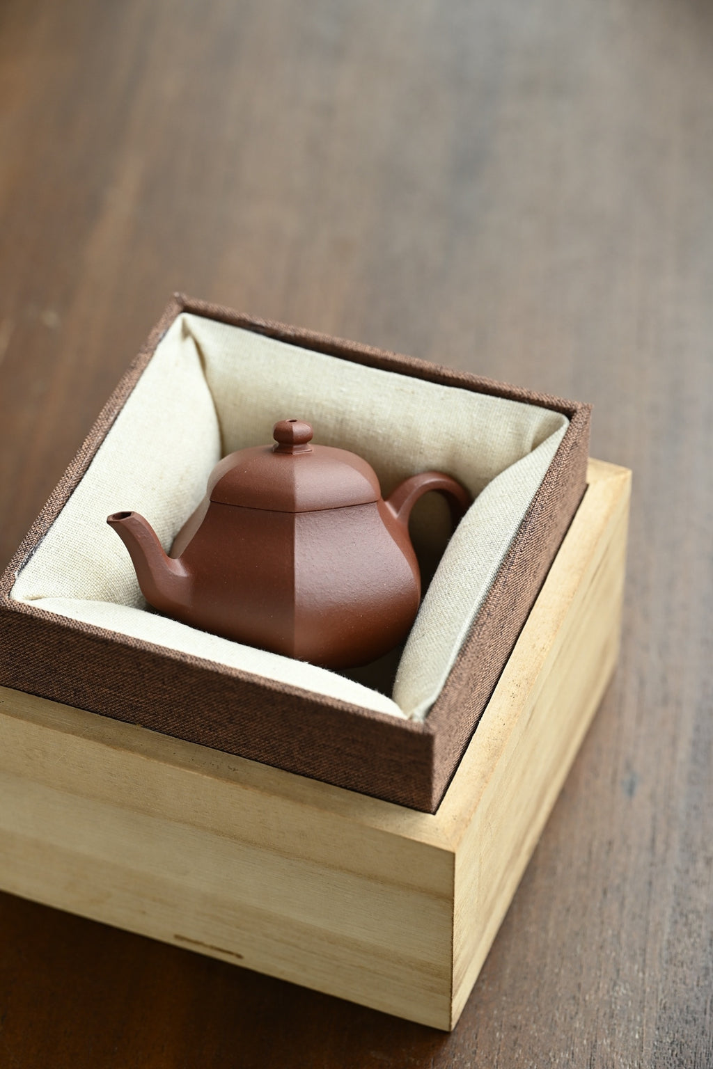 六方梨形·全手工薄胎 /容量110cc/原矿底槽清 以六方做梨壶，壶身上敛下丰走韵