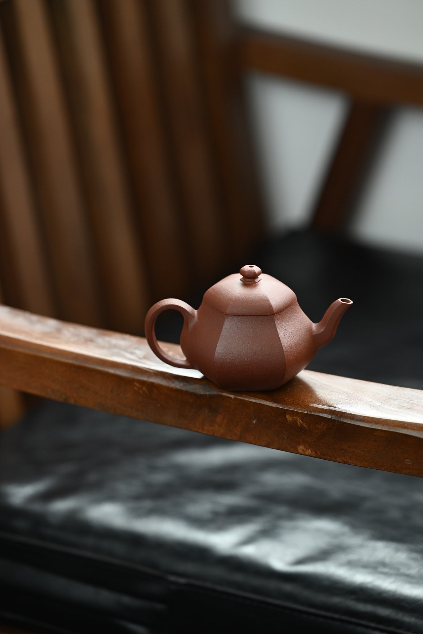 六方梨形·全手工薄胎 /容量110cc/原矿底槽清 以六方做梨壶，壶身上敛下丰走韵
