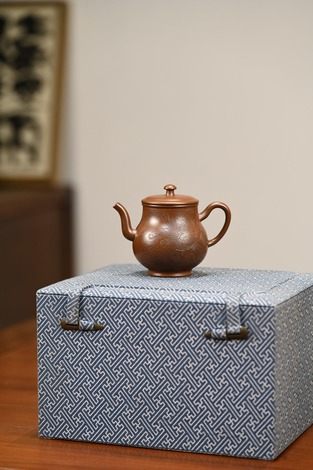 酒壶·全手工/容量180cc/极品紫泥 作品借鉴酒壶元素，雅致脱俗，巧而不纤