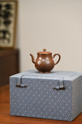 酒壶·全手工/容量180cc/极品紫泥 作品借鉴酒壶元素，雅致脱俗，巧而不纤