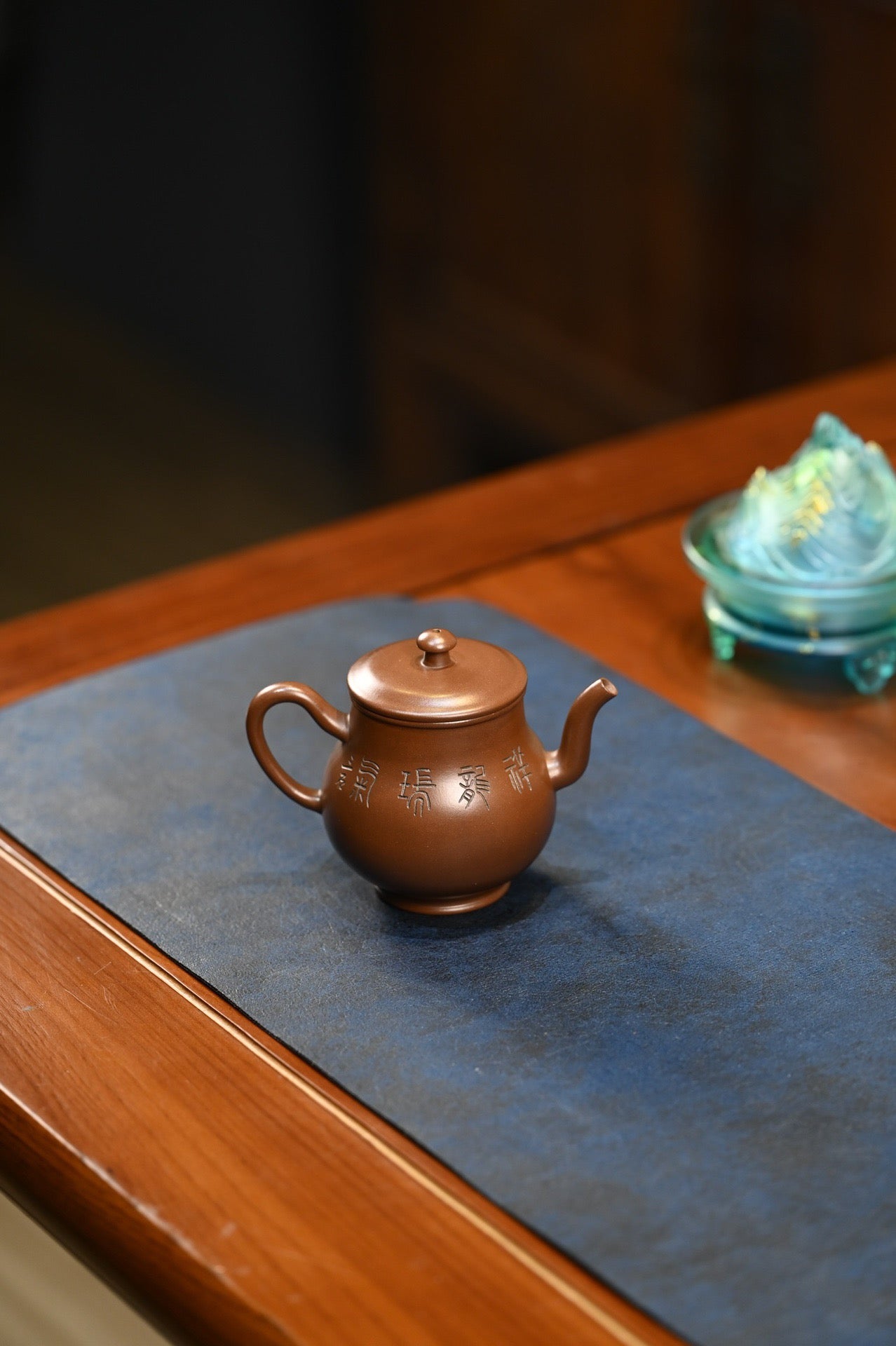酒壶·全手工/容量180cc/极品紫泥 作品借鉴酒壶元素，雅致脱俗，巧而不纤