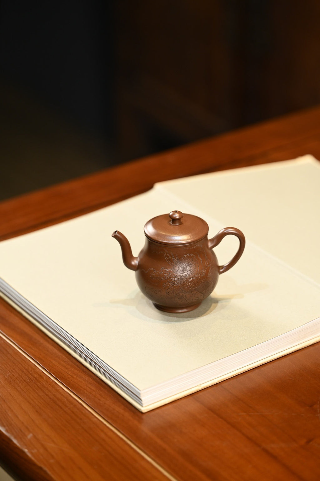 酒壶·全手工/容量180cc/极品紫泥 作品借鉴酒壶元素，雅致脱俗，巧而不纤
