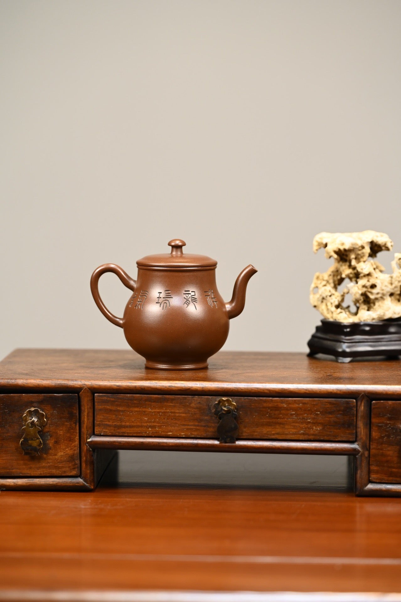 酒壶·全手工/容量180cc/极品紫泥 作品借鉴酒壶元素，雅致脱俗，巧而不纤