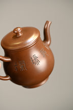 酒壶·全手工/容量180cc/极品紫泥 作品借鉴酒壶元素，雅致脱俗，巧而不纤