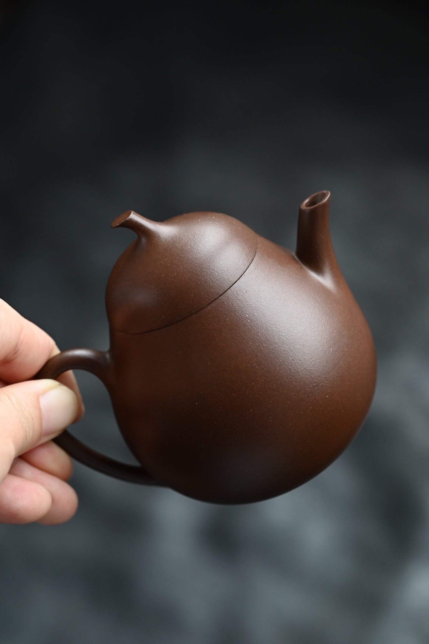 茄瓜·全手工 /容量180cc/原矿老紫泥 形式娇巧，若一茄瓜熟落，湾流微微翘起