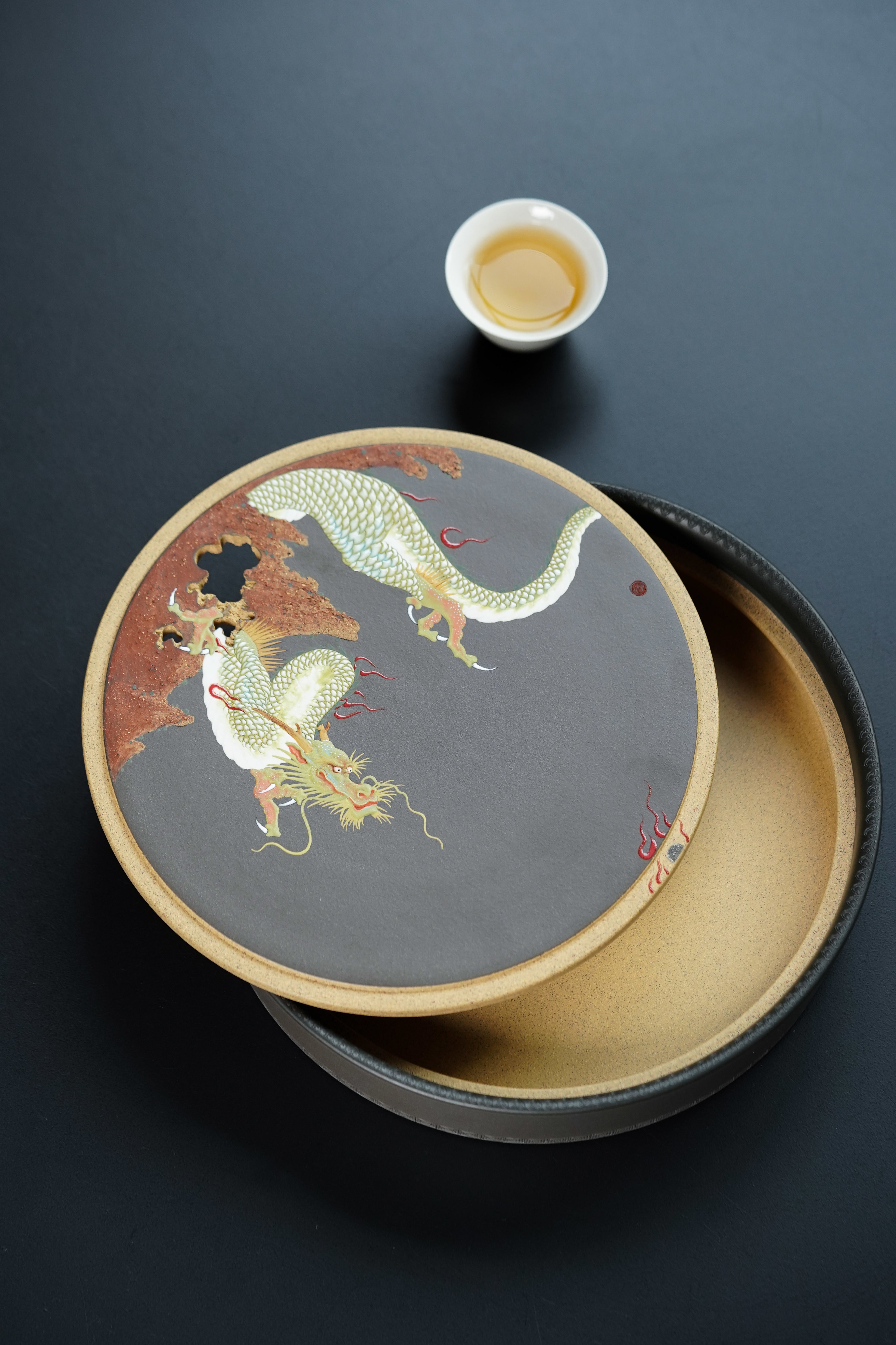 【特色紫砂藏品】紫砂泥绘世家·何孝国香港大拍17万同系列【青龙壶承】——原矿优质段泥粉浆 ——尺寸高5cm，直径23.5cm