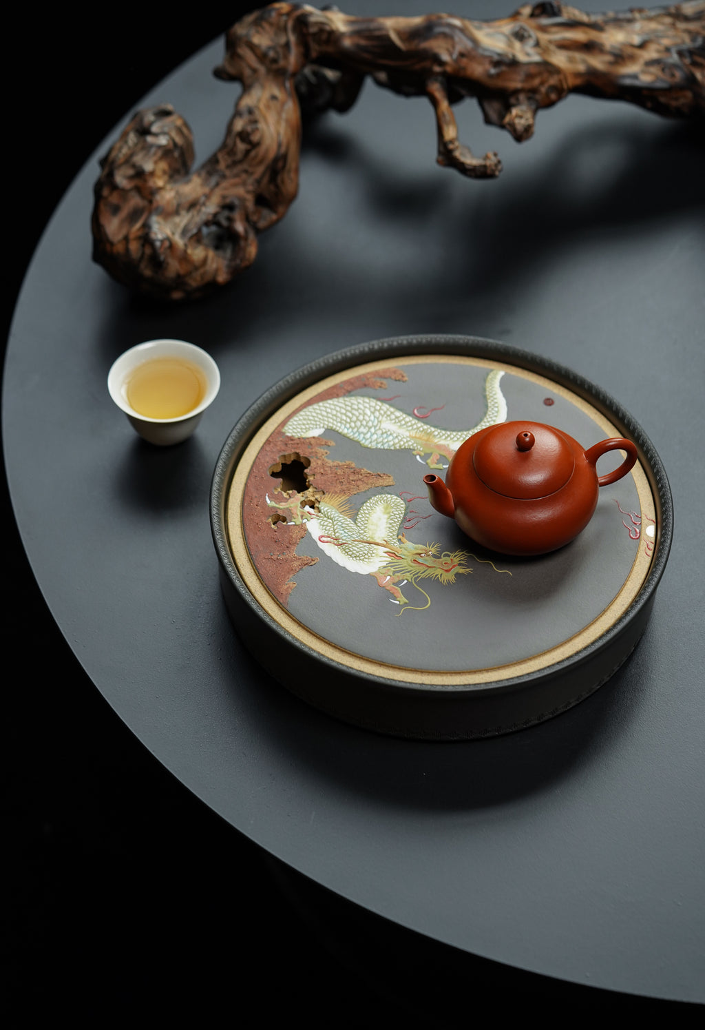 【特色紫砂藏品】紫砂泥绘世家·何孝国香港大拍17万同系列【青龙壶承】——原矿优质段泥粉浆 ——尺寸高5cm，直径23.5cm