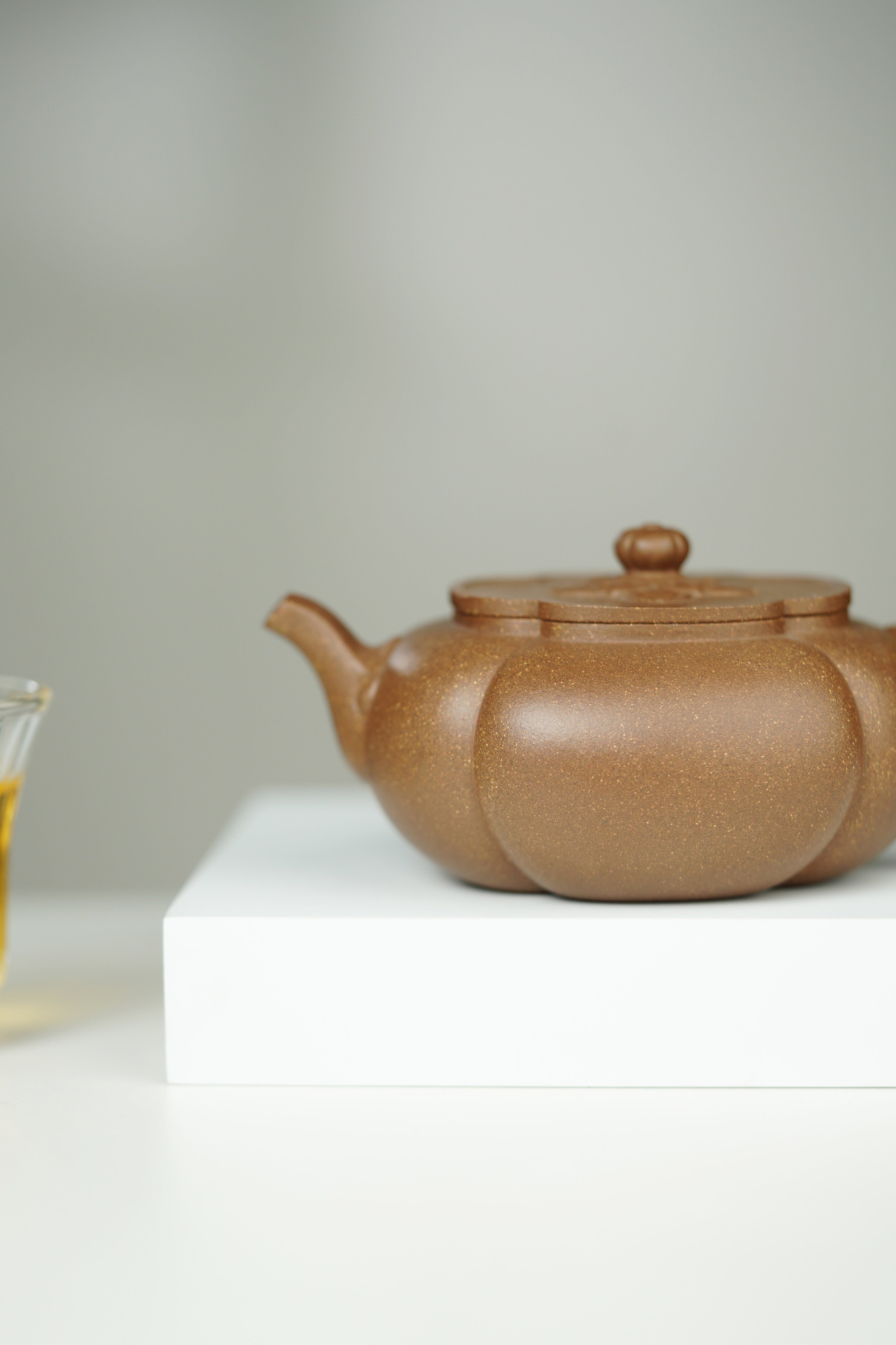 大生壶第四代嫡传·省大师范秀芳臻品《海棠如意壶》——原矿优质老段泥·230cc ——江苏省陶瓷艺术大师·范秀芳 制