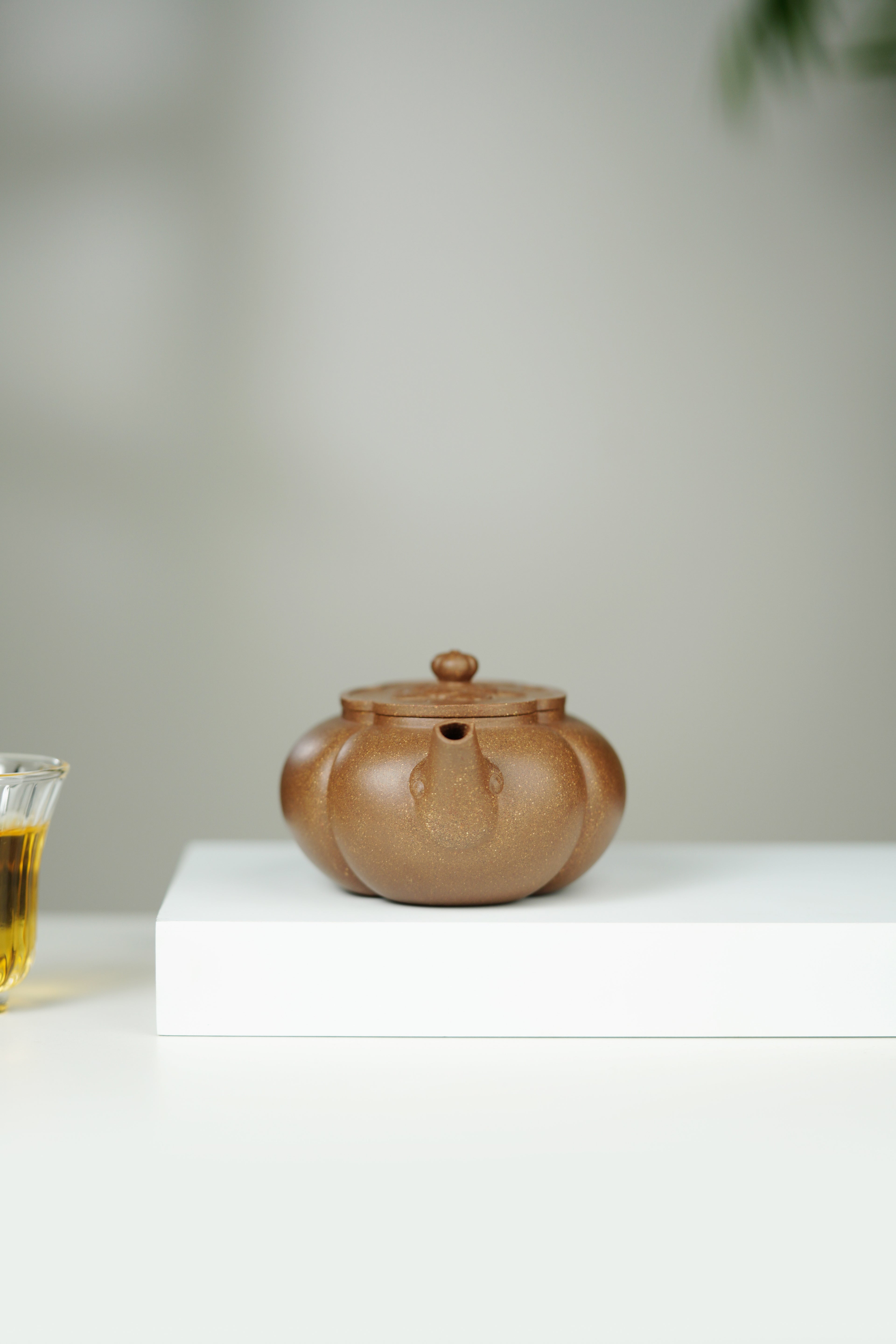 大生壶第四代嫡传·省大师范秀芳臻品《海棠如意壶》——原矿优质老段泥·230cc ——江苏省陶瓷艺术大师·范秀芳 制
