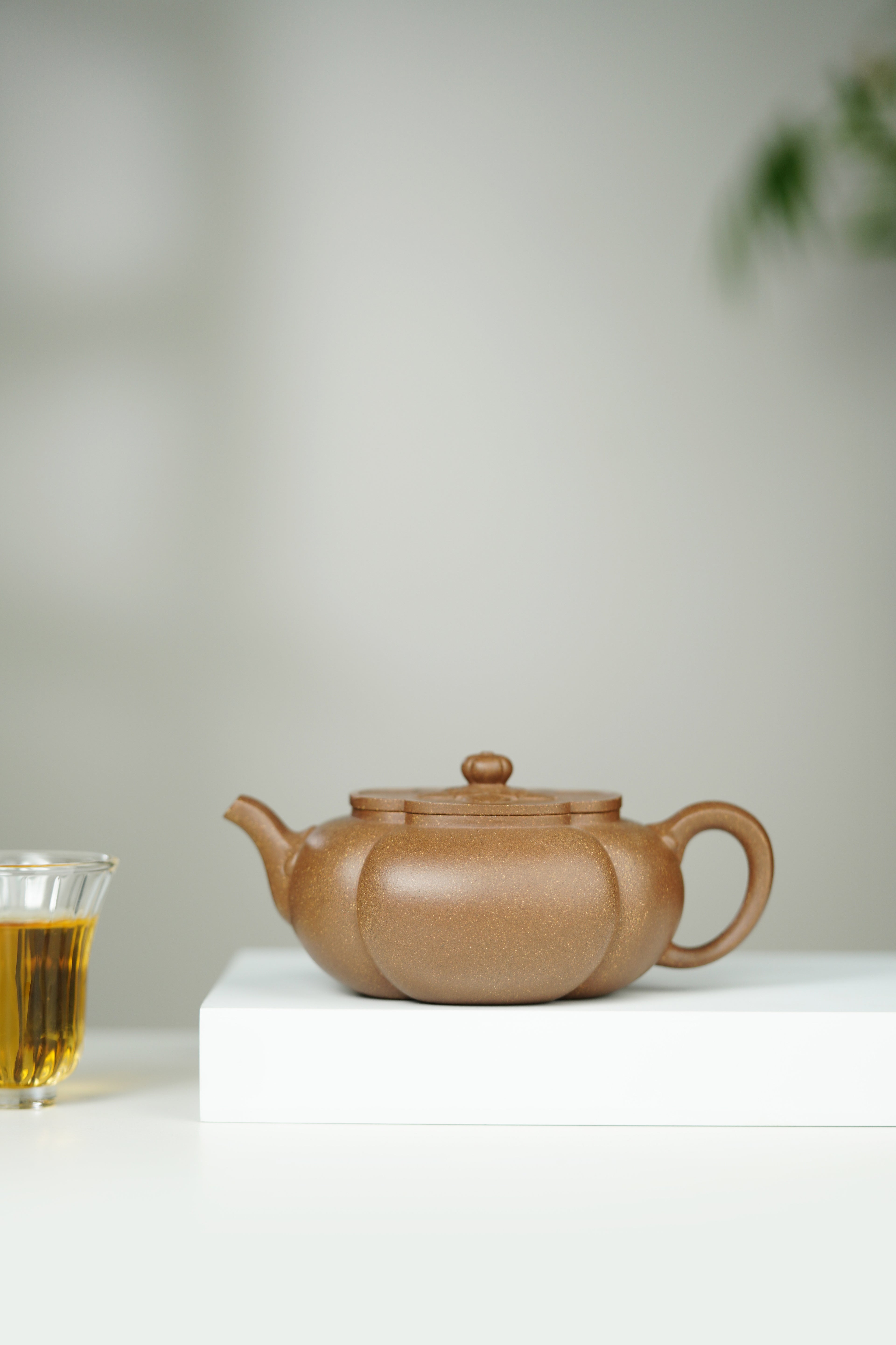 大生壶第四代嫡传·省大师范秀芳臻品《海棠如意壶》——原矿优质老段泥·230cc ——江苏省陶瓷艺术大师·范秀芳 制