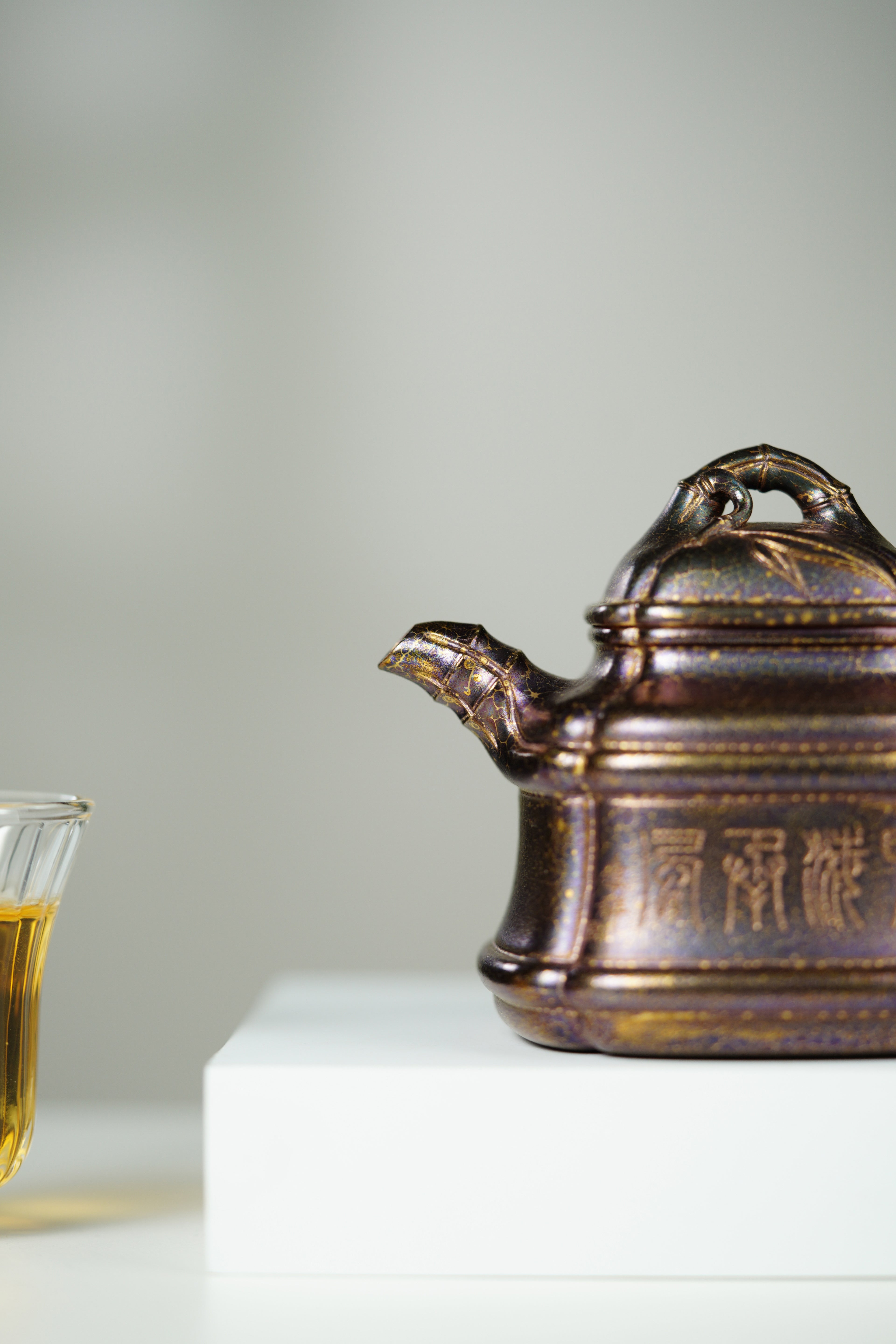 范大生嫡脉｜范秀芳制 范伟群装饰｜双省大师联诀紫砂臻品《大生竹鼎壶》——原矿优质黄金段·260cc（黄金紫晶贝壳烧）