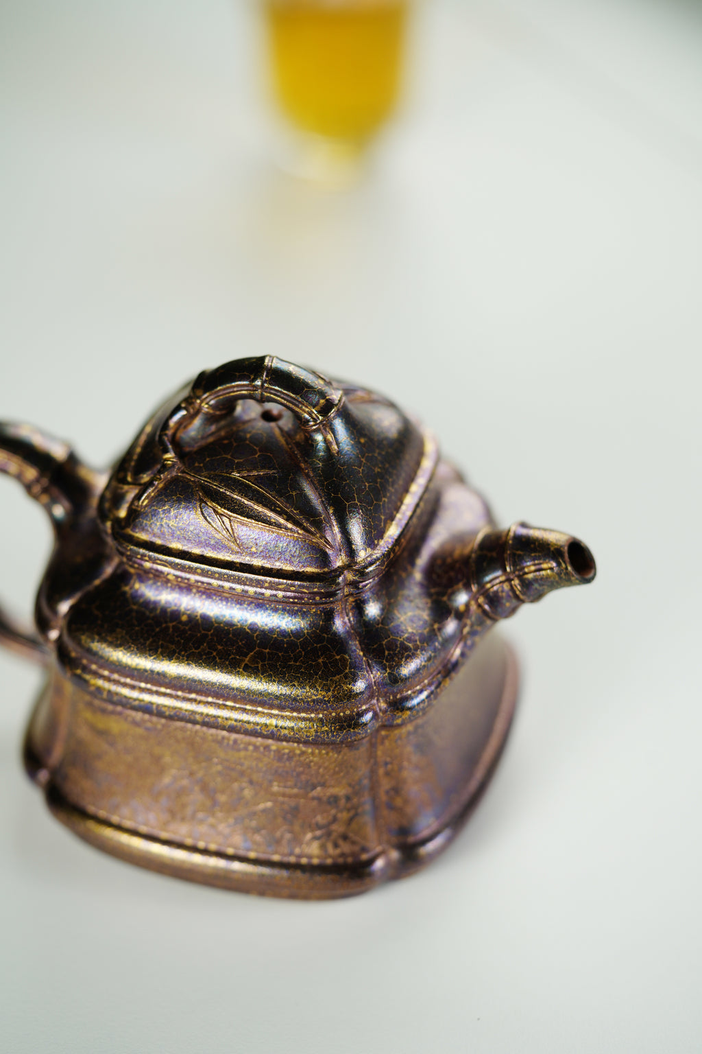 范大生嫡脉｜范秀芳制 范伟群装饰｜双省大师联诀紫砂臻品《大生竹鼎壶》——原矿优质黄金段·260cc（黄金紫晶贝壳烧）