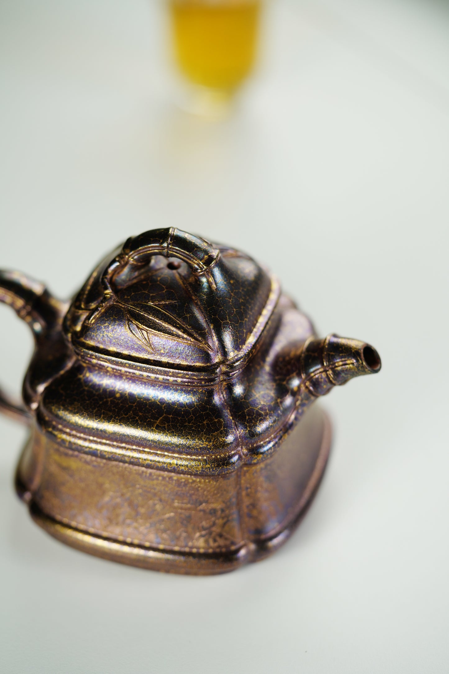 范大生嫡脉｜范秀芳制 范伟群装饰｜双省大师联诀紫砂臻品《大生竹鼎壶》——原矿优质黄金段·260cc（黄金紫晶贝壳烧）