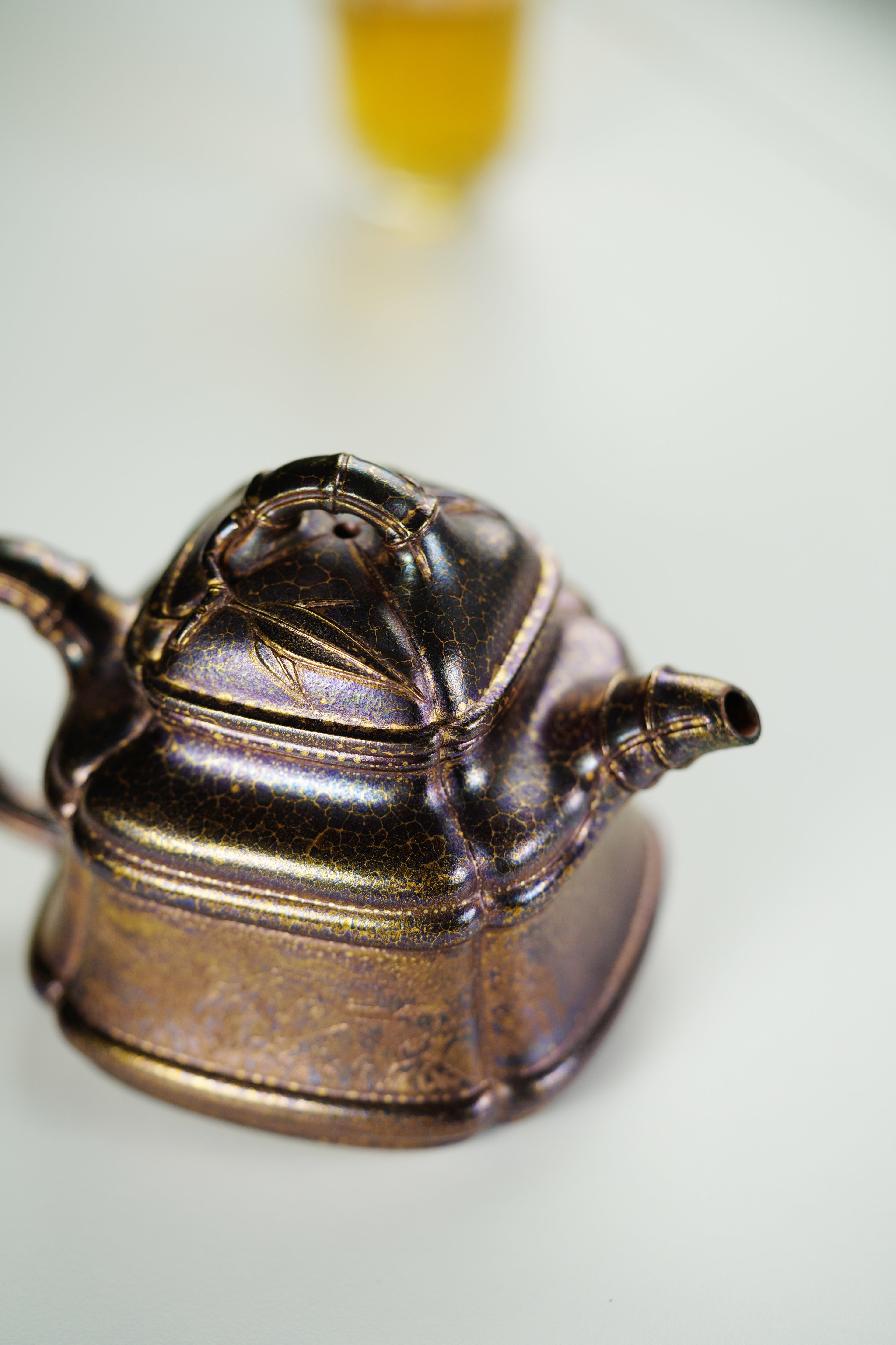 范大生嫡脉｜范秀芳制 范伟群装饰｜双省大师联诀紫砂臻品《大生竹鼎壶》——原矿优质黄金段·260cc（黄金紫晶贝壳烧）