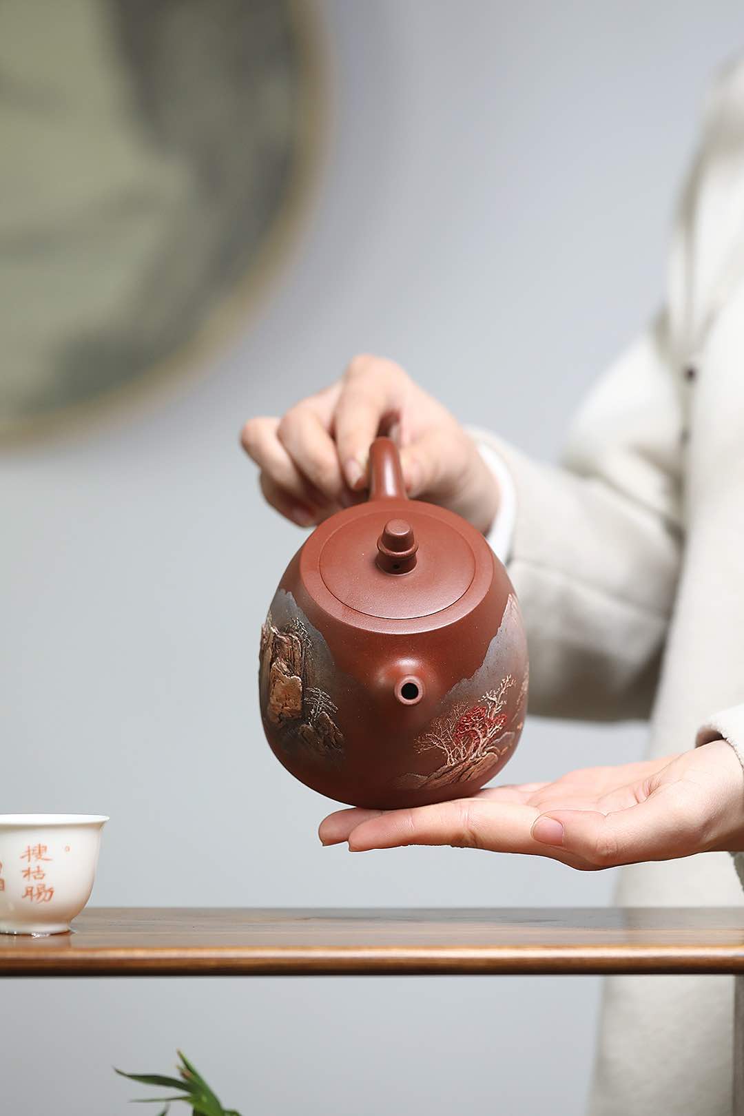 【开宗立派·泥绘巅峰】紫砂立体意境山水开创宗师何光宏｜大拍10万同款《汉铎壶》——原矿优质底槽清·400cc ——紫砂立体意境山水第一人·何光宏·亲绘