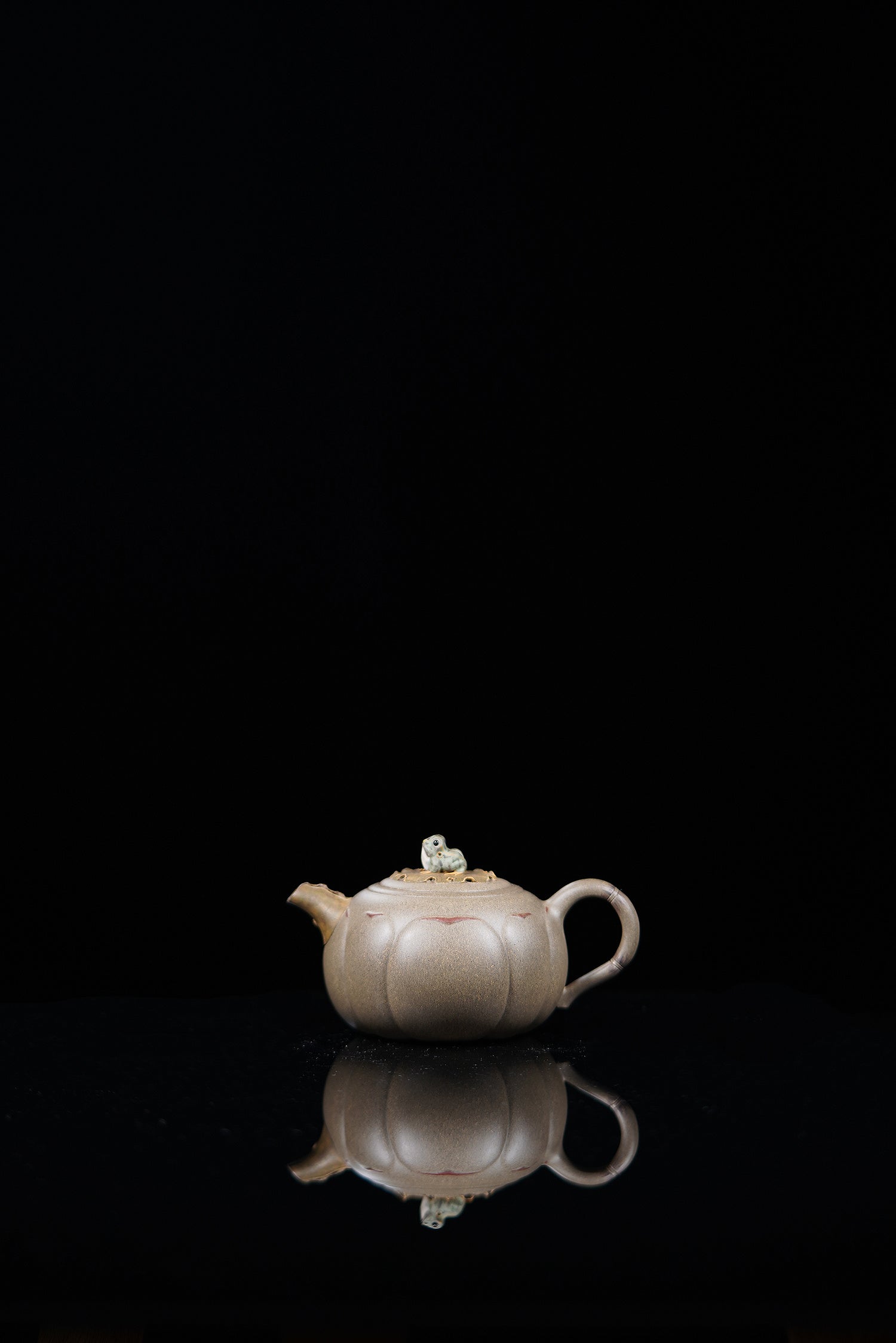 中国紫砂界原创花器艺术名家·陈真趣味臻品《荷塘蛙趣壶》藏礼双绝 未来可期！  ——原矿优质青段·130cc ——原创花器佼佼者·陈真·亲工