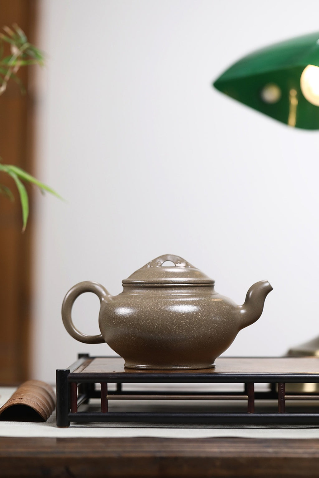 《如意壶》 作者简介：高建中 研究员级高级工艺美术师 正高级工艺美术师 正高级乡村振兴技艺师 作品简介：原矿蟹壳老青段泥，560cc，菱形9孔出水。