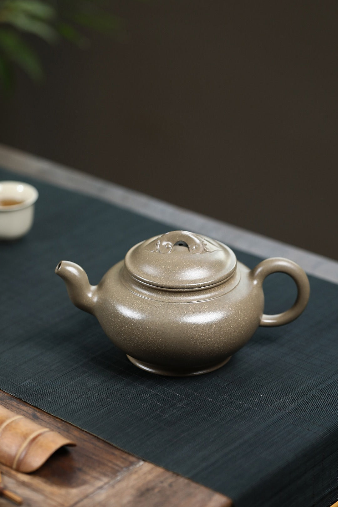 《如意壶》 作者简介：高建中 研究员级高级工艺美术师 正高级工艺美术师 正高级乡村振兴技艺师 作品简介：原矿蟹壳老青段泥，560cc，菱形9孔出水。