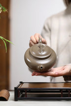 《如意壶》 作者简介：高建中 研究员级高级工艺美术师 正高级工艺美术师 正高级乡村振兴技艺师 作品简介：原矿蟹壳老青段泥，560cc，菱形9孔出水。