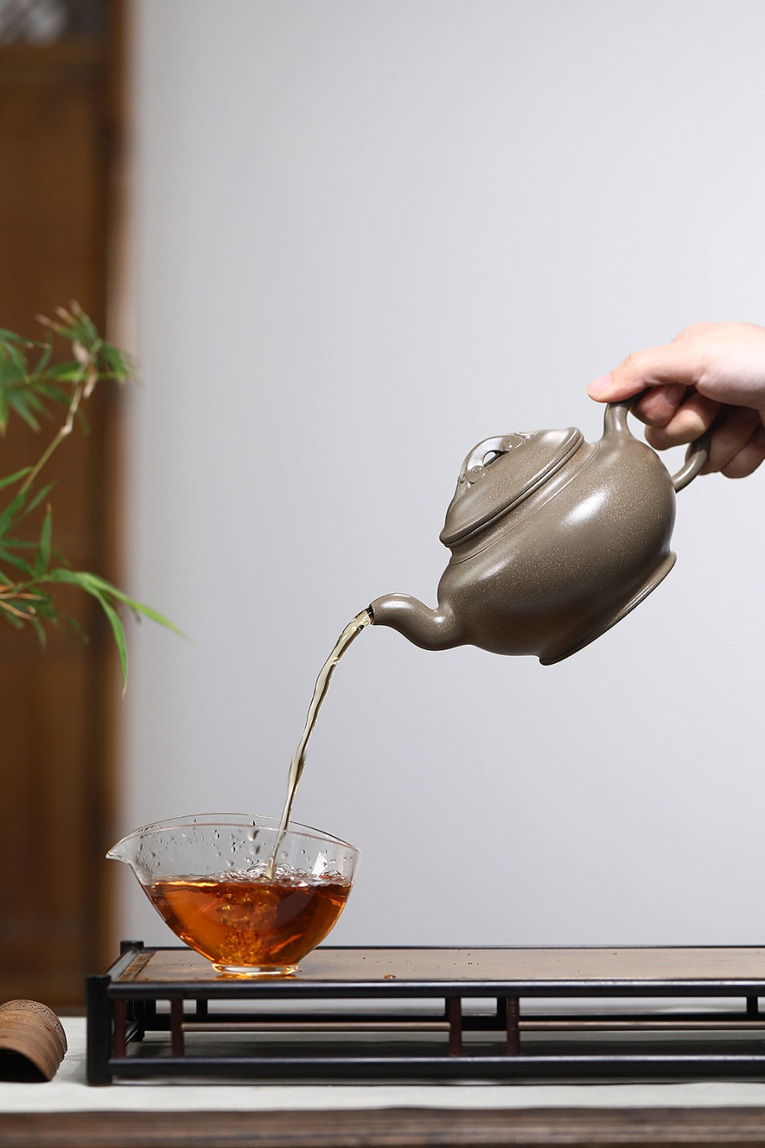 《如意壶》 作者简介：高建中 研究员级高级工艺美术师 正高级工艺美术师 正高级乡村振兴技艺师 作品简介：原矿蟹壳老青段泥，560cc，菱形9孔出水。