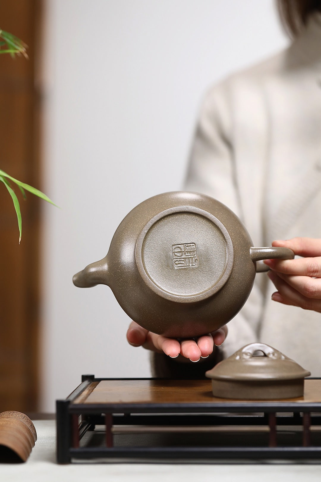 《如意壶》 作者简介：高建中 研究员级高级工艺美术师 正高级工艺美术师 正高级乡村振兴技艺师 作品简介：原矿蟹壳老青段泥，560cc，菱形9孔出水。