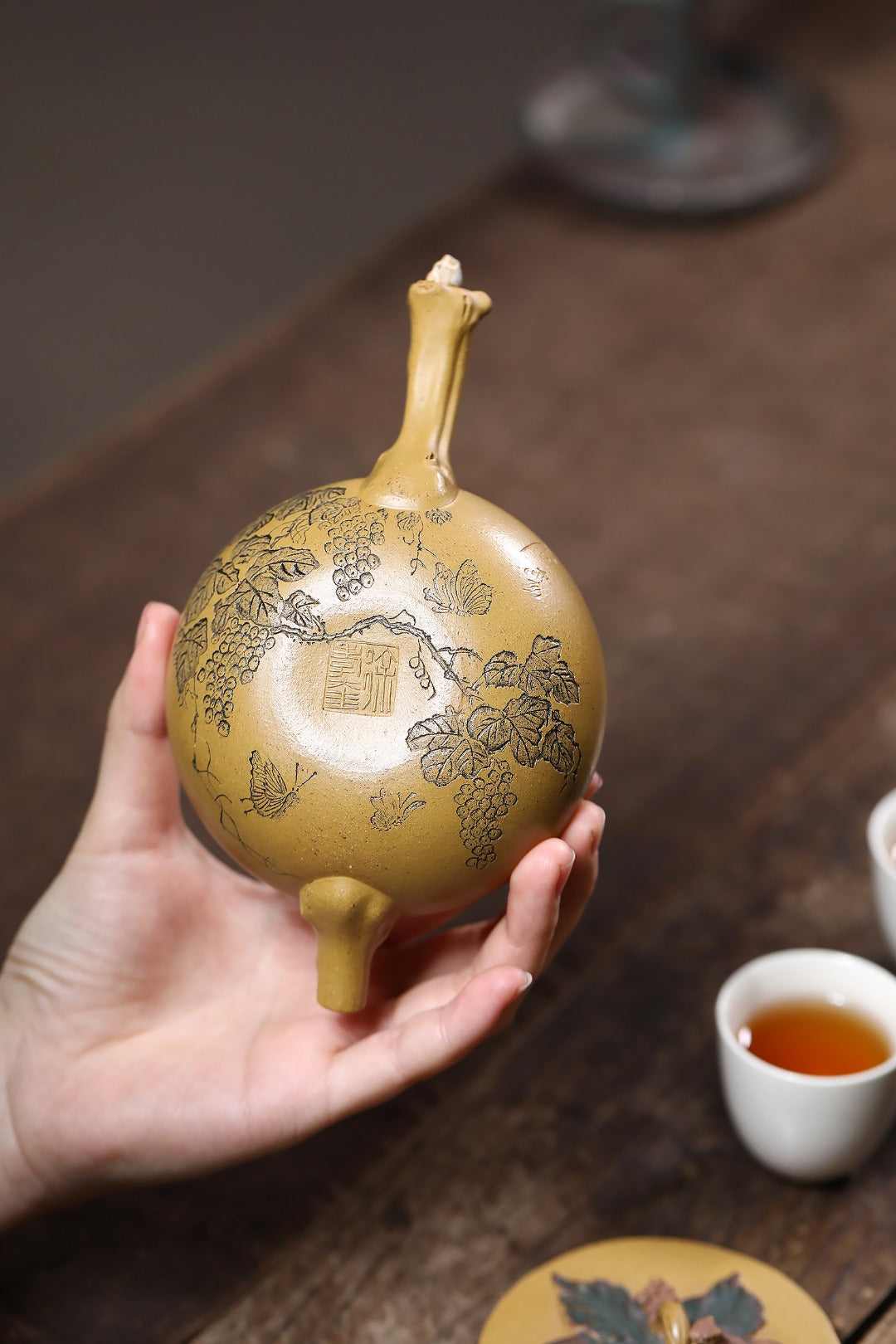 重器推荐！！ 《松鼠葡萄》 徐孝奎 1935年生人，92岁紫砂元老，从业77年！！ 原矿三厂冷金黄，150cc