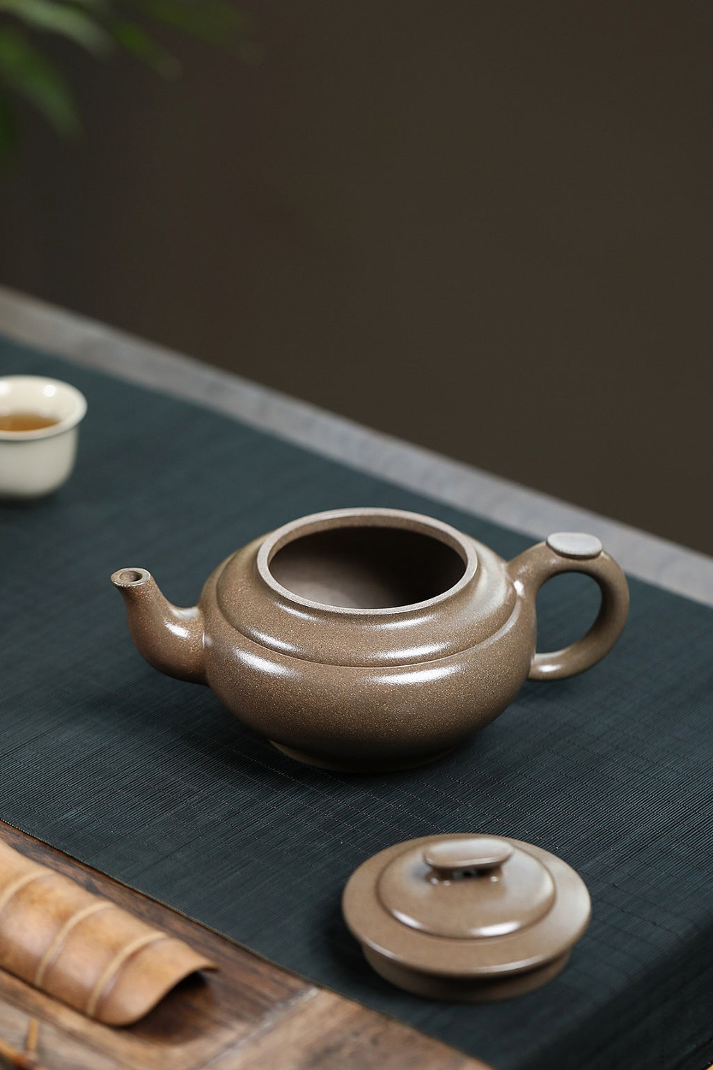 《上新桥》 作者简介：高建中 研究员级高级工艺美术师&nbsp; 正高级工艺美术师 正高级乡村振兴技艺师 作品简介：原矿蟹壳老青段泥，540cc，菱形14孔出水