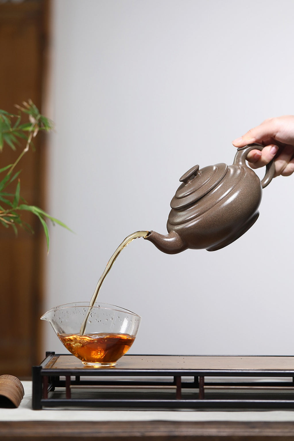 《上新桥》 作者简介：高建中 研究员级高级工艺美术师&nbsp; 正高级工艺美术师 正高级乡村振兴技艺师 作品简介：原矿蟹壳老青段泥，540cc，菱形14孔出水