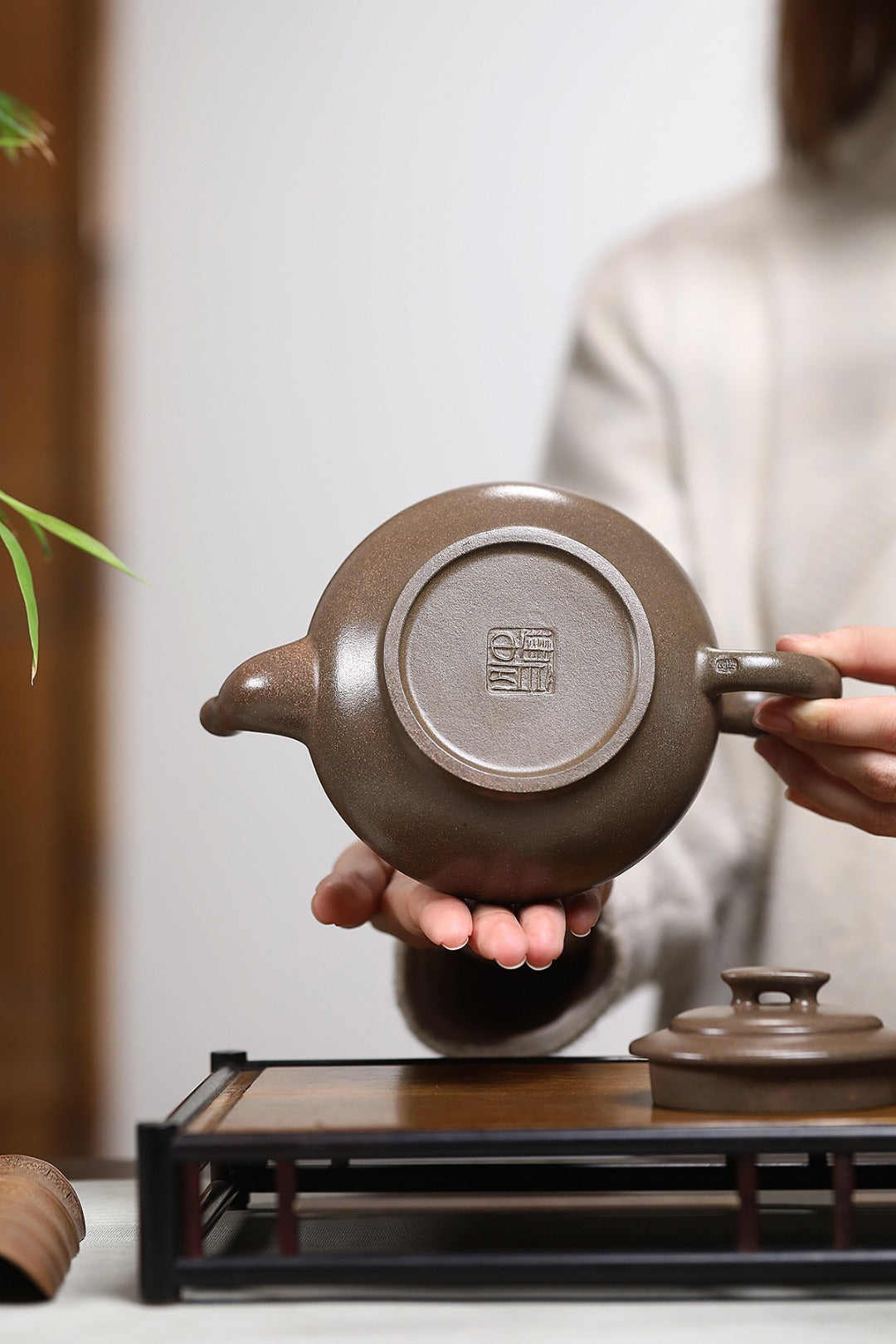 《上新桥》 作者简介：高建中 研究员级高级工艺美术师&nbsp; 正高级工艺美术师 正高级乡村振兴技艺师 作品简介：原矿蟹壳老青段泥，540cc，菱形14孔出水