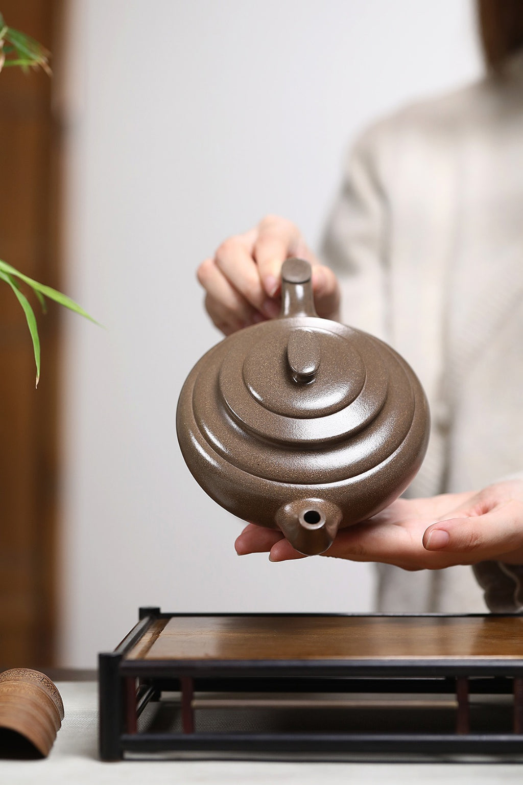 《上新桥》 作者简介：高建中 研究员级高级工艺美术师&nbsp; 正高级工艺美术师 正高级乡村振兴技艺师 作品简介：原矿蟹壳老青段泥，540cc，菱形14孔出水