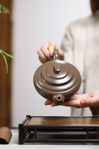 《上新桥》 作者简介：高建中 研究员级高级工艺美术师&nbsp; 正高级工艺美术师 正高级乡村振兴技艺师 作品简介：原矿蟹壳老青段泥，540cc，菱形14孔出水