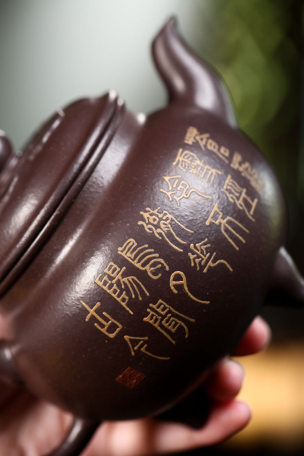 《大彬如意》 作者：高建中 研究员级高级工艺美术师&nbsp; 正高级工艺美术师 正高级乡村振兴技艺师 原矿金砂老紫泥（颗粒感足，好泡养！！），400cc，菱形14孔出水