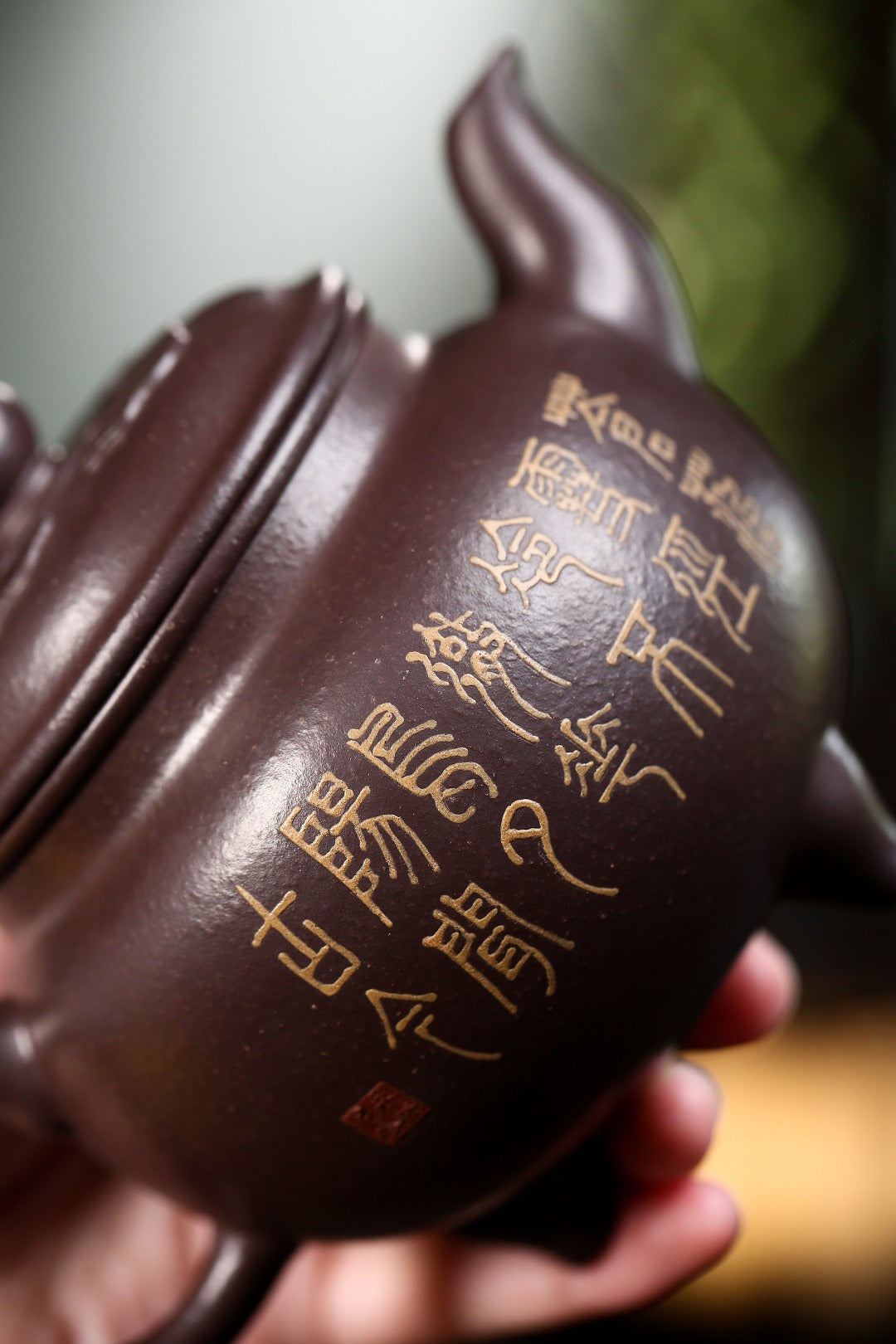 《大彬如意》 作者：高建中 研究员级高级工艺美术师&nbsp; 正高级工艺美术师 正高级乡村振兴技艺师 原矿金砂老紫泥（颗粒感足，好泡养！！），400cc，菱形14孔出水