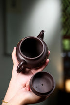 《大彬如意》 作者：高建中 研究员级高级工艺美术师&nbsp; 正高级工艺美术师 正高级乡村振兴技艺师 原矿金砂老紫泥（颗粒感足，好泡养！！），400cc，菱形14孔出水
