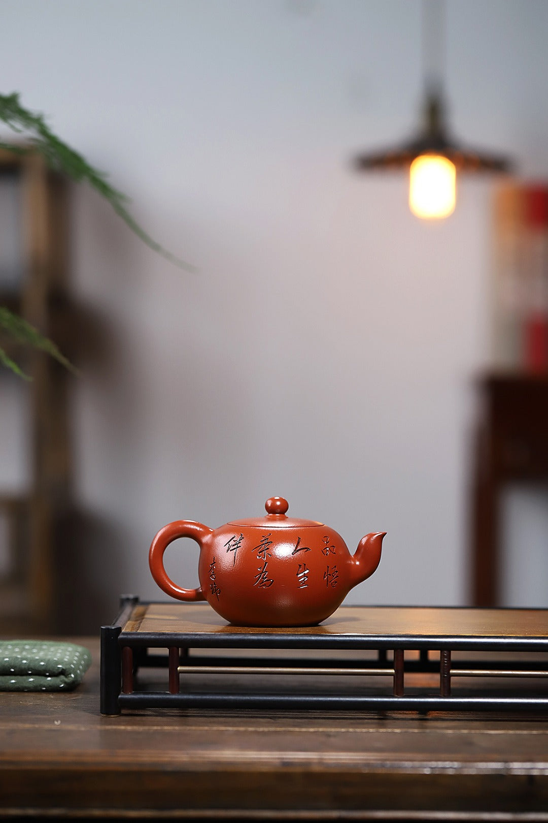 《一粒珠》 国家级高级工艺美术师 蒋亚平 装饰：李玮（江苏省陶瓷艺术大师，正高）