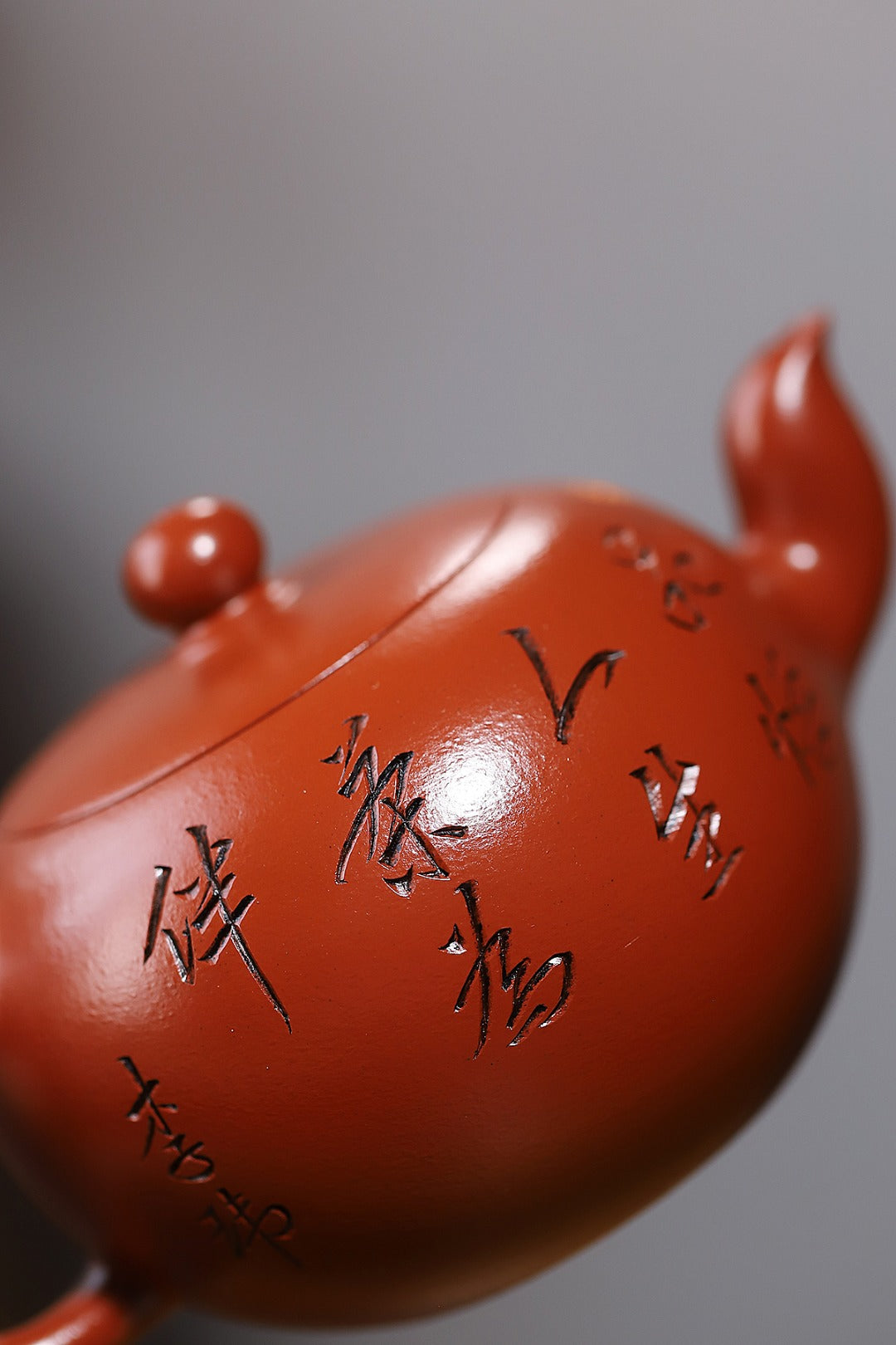 《一粒珠》 国家级高级工艺美术师 蒋亚平 装饰：李玮（江苏省陶瓷艺术大师，正高）
