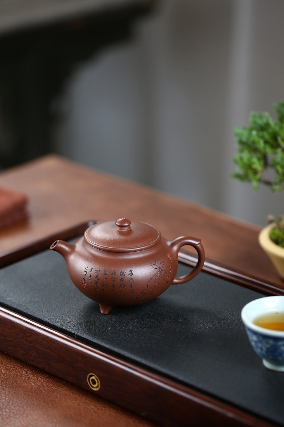 《怡然三足》 国家级工艺美术师 鲍玉华 原矿文革老紫泥，220cc，菱形9孔出水