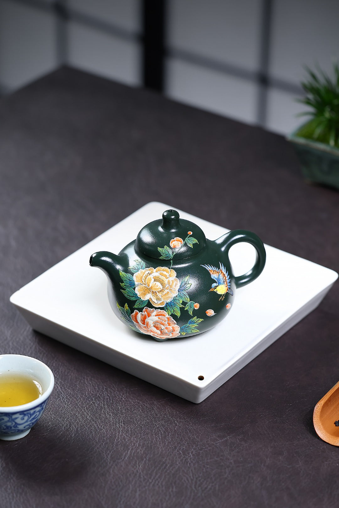 《乳鼎》 国家级工艺美术师 鲍玉华 装饰：李玮（江苏省陶瓷艺术大师，正高）