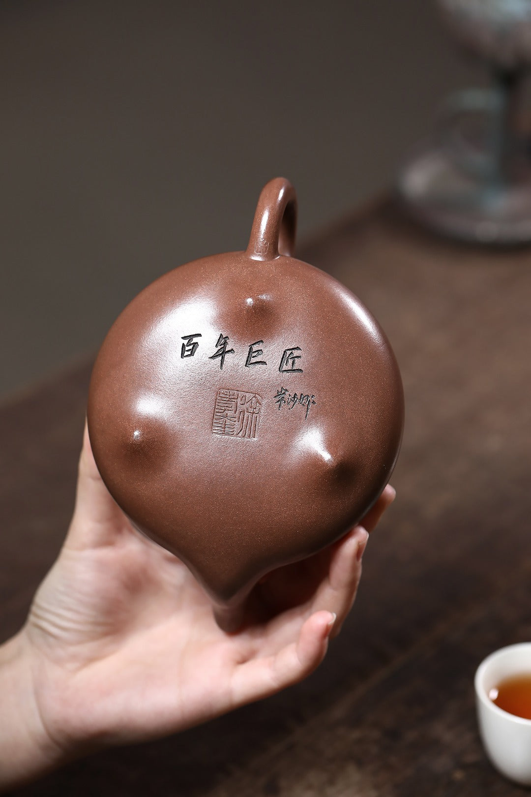 《汉棠石瓢》 徐孝奎 1935年生人，92岁紫砂元老，从业77年！！ 原矿景舟老紫泥，300cc，菱形14孔出水。