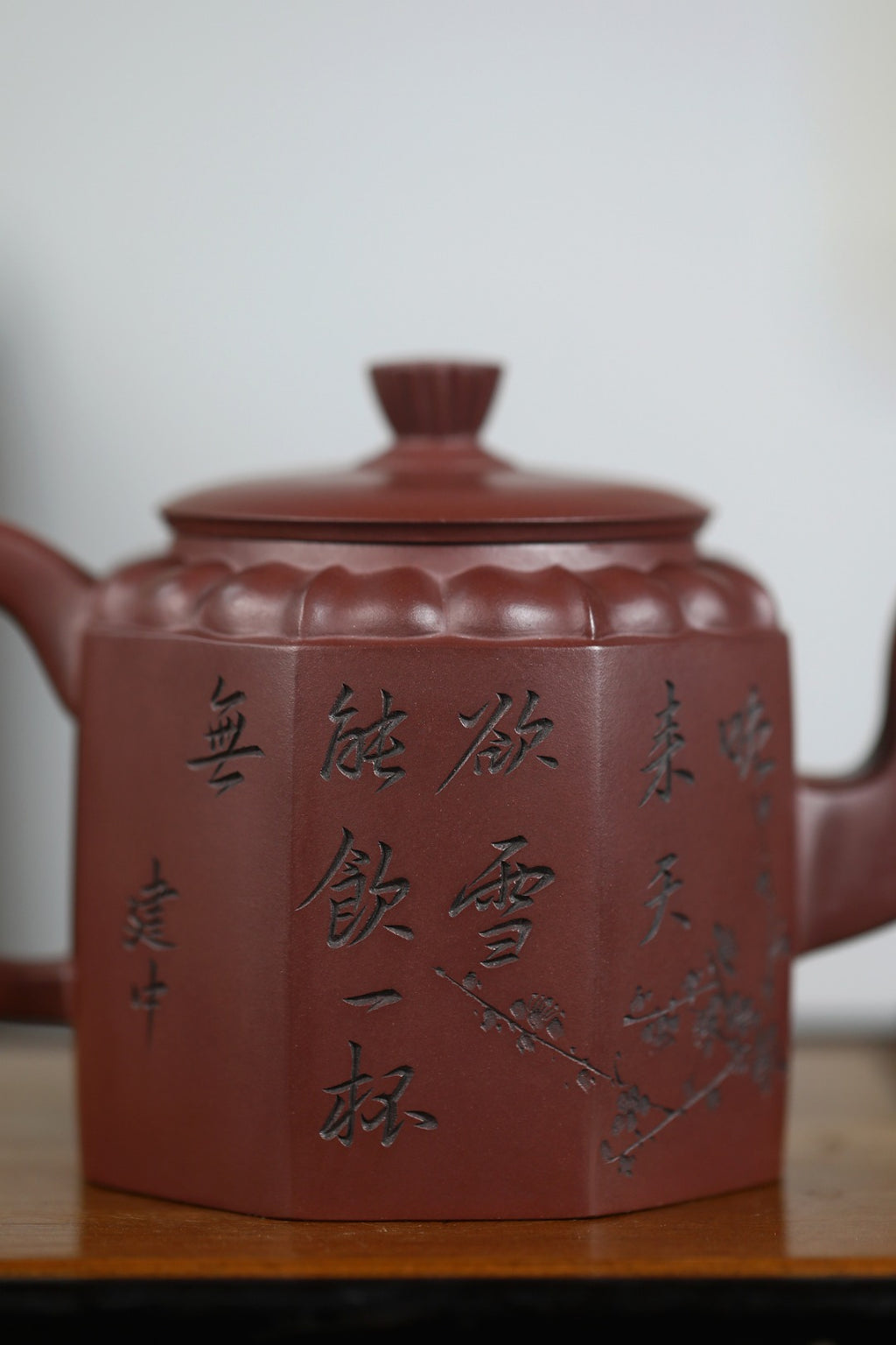 《八方香菱》  作者简介：高建中  研究员级高级工艺美术师 正高级工艺美术师  正高级乡村振兴技艺师  作品简介：原矿老紫泥，400cc，并列16孔出水