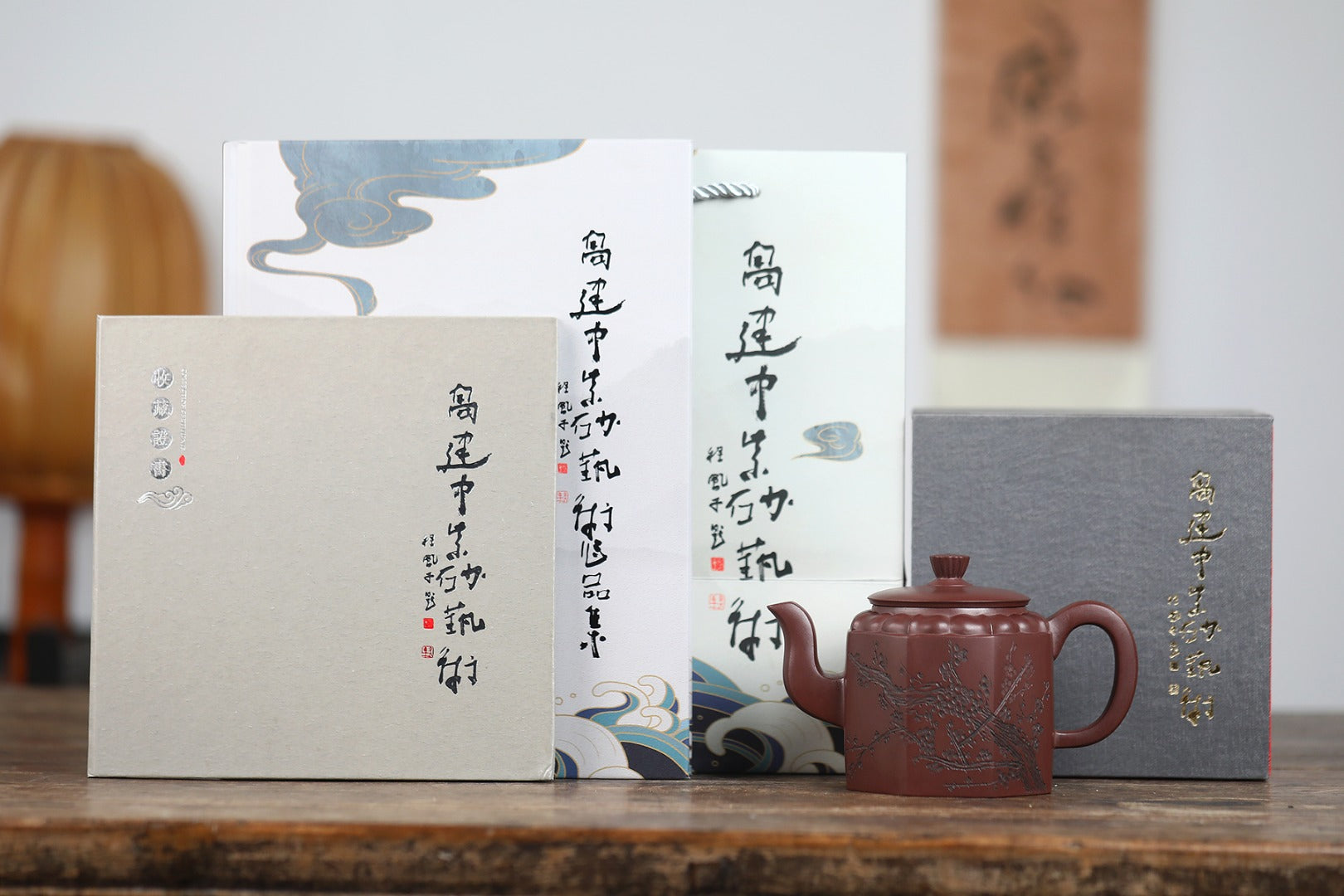 《八方香菱》  作者简介：高建中  研究员级高级工艺美术师 正高级工艺美术师  正高级乡村振兴技艺师  作品简介：原矿老紫泥，400cc，并列16孔出水