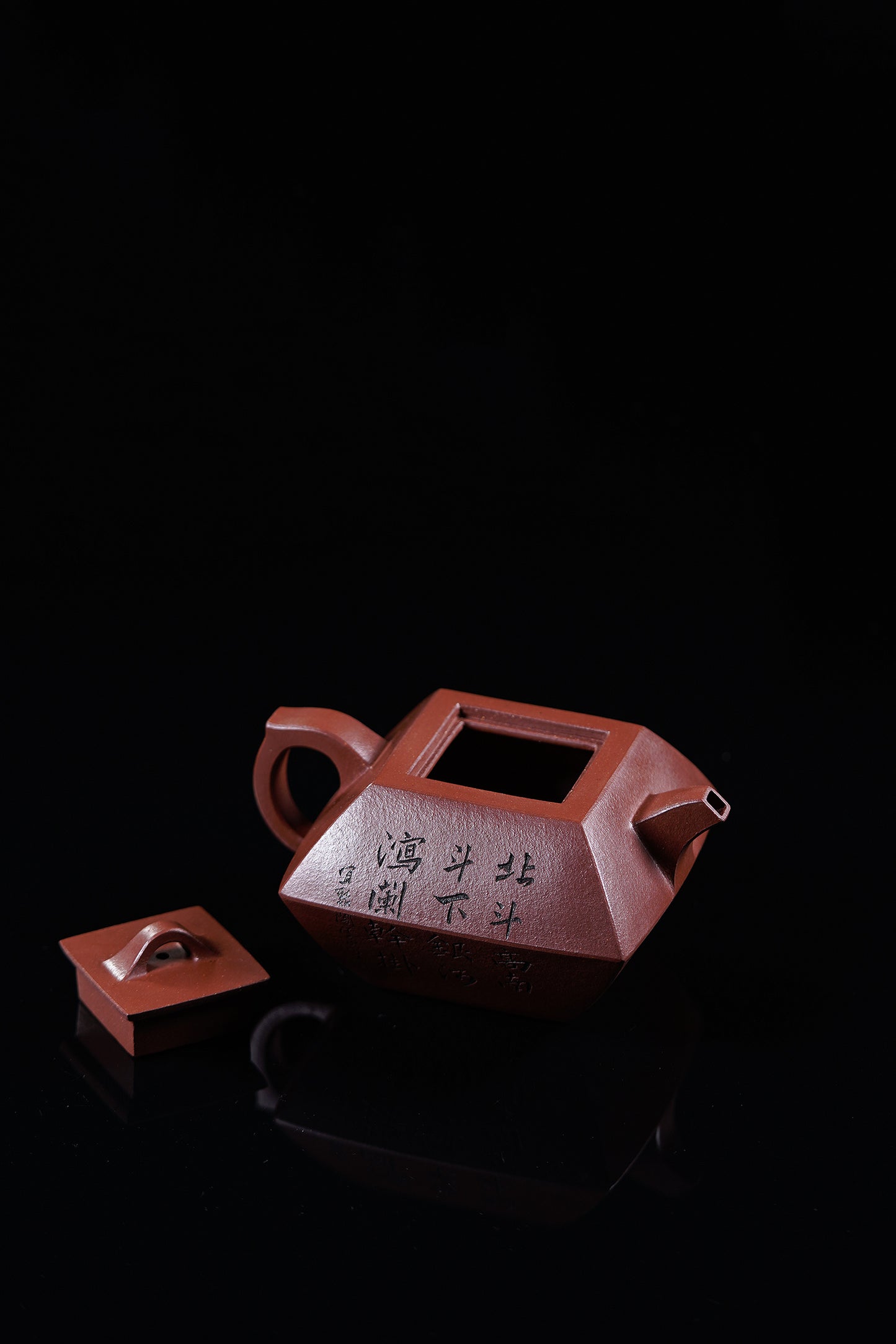 彩刻江山 礼藏之巅｜紫砂界彩刻山水第一人·李峰巅峰臻品《合斗壶》礼藏双绝 传世重器！  ——原矿优质底槽清·300cc ——著名紫砂彩刻艺术家·李峰亲工