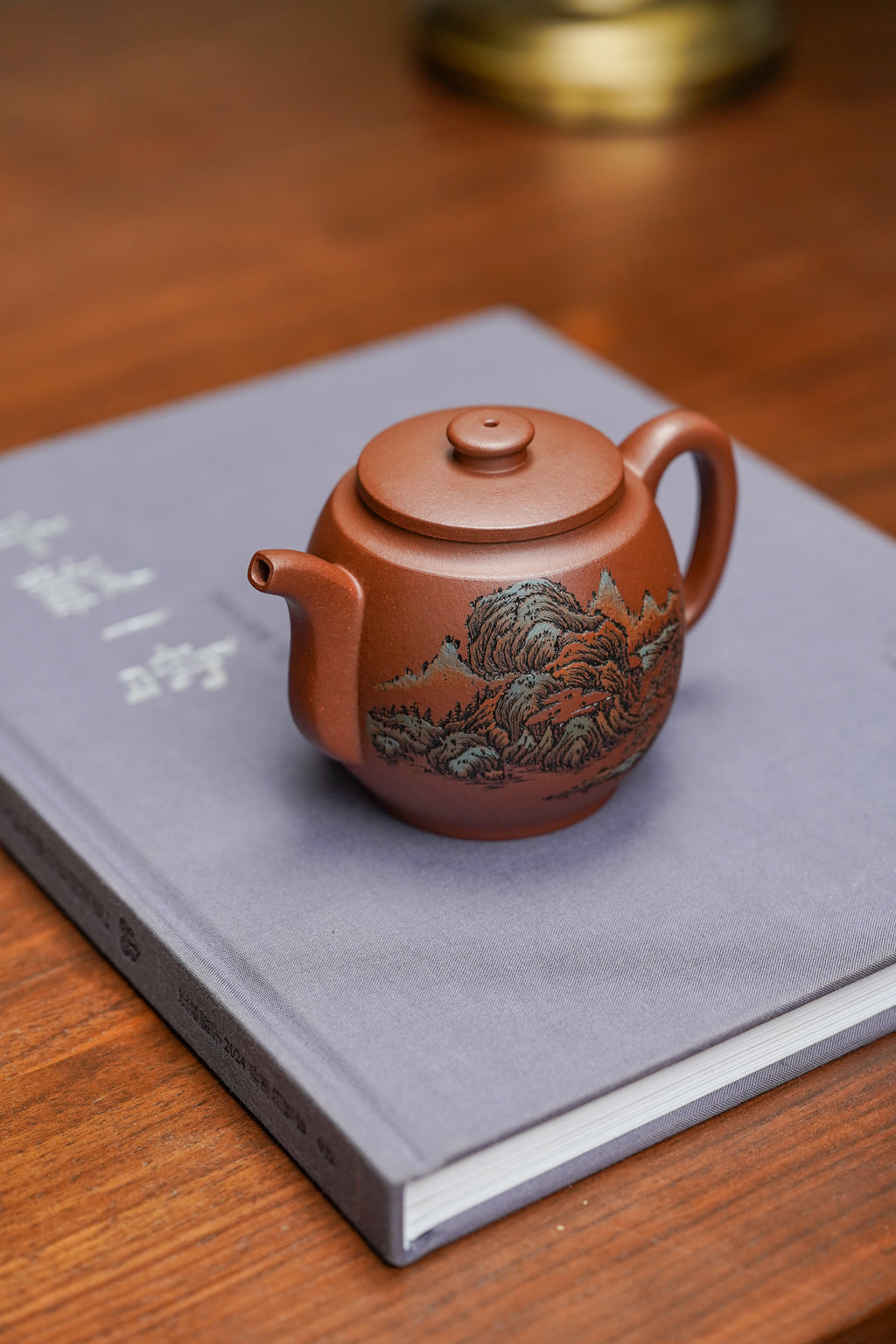 紫砂界彩刻山水第一人·李峰巅峰臻品《汲鼓壶》礼藏双绝 传世重器！  ——原矿优质底槽清·290cc ——著名紫砂彩刻艺术家·李峰亲工