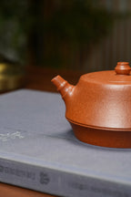范泽锋高徒·邱爽紫砂潜力重器《柱础壶》是您礼藏皆宜的高端艺术品👍  ——原矿优质金降坡·270cc ——江苏省级大师·邱爽 亲制