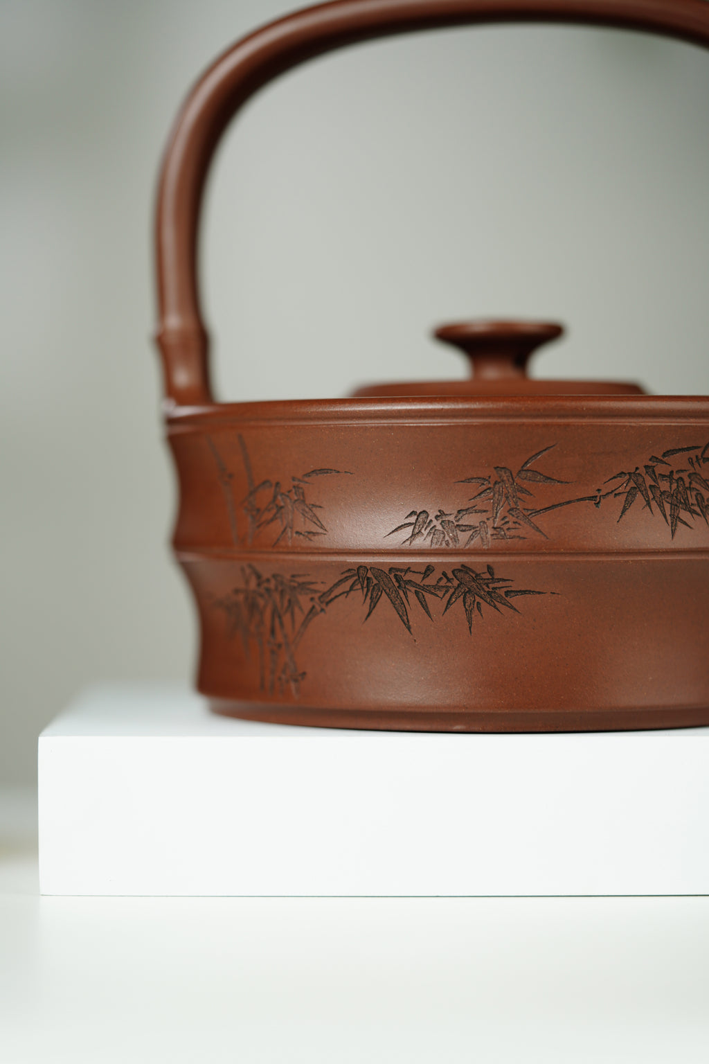 范大生嫡脉｜范秀芳制 范伟群装饰｜双省大师联诀紫砂臻品《竹段提梁壶》传世收藏·礼赠双绝重器！  ——原矿优质底槽清·500cc