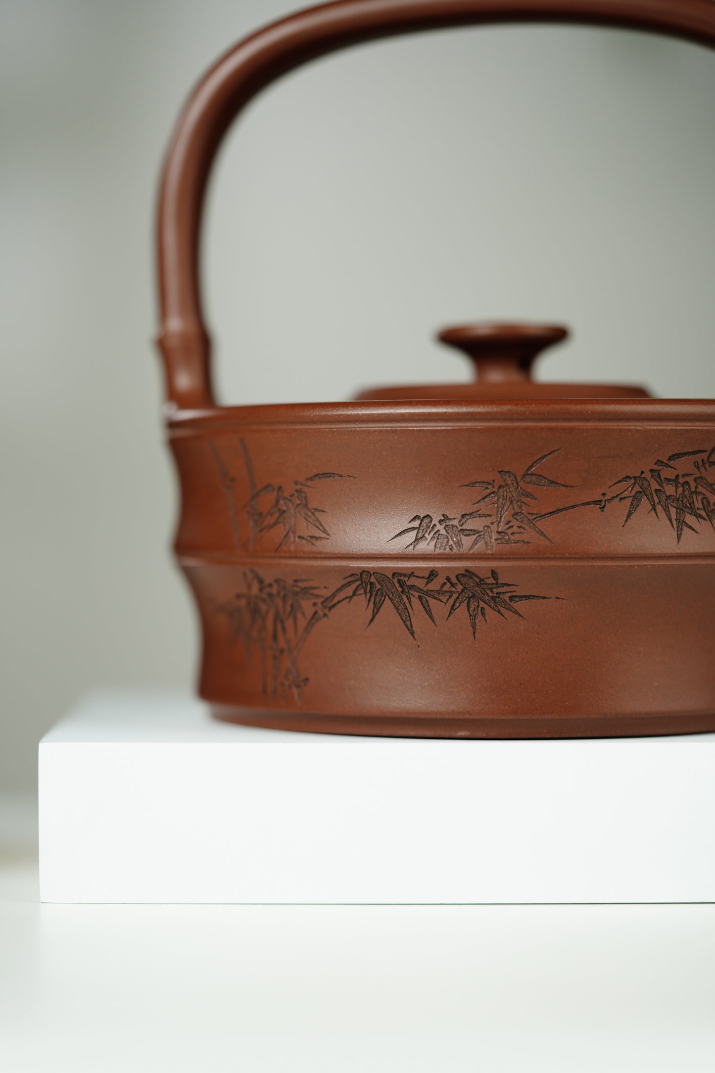 范大生嫡脉｜范秀芳制 范伟群装饰｜双省大师联诀紫砂臻品《竹段提梁壶》传世收藏·礼赠双绝重器！  ——原矿优质底槽清·500cc