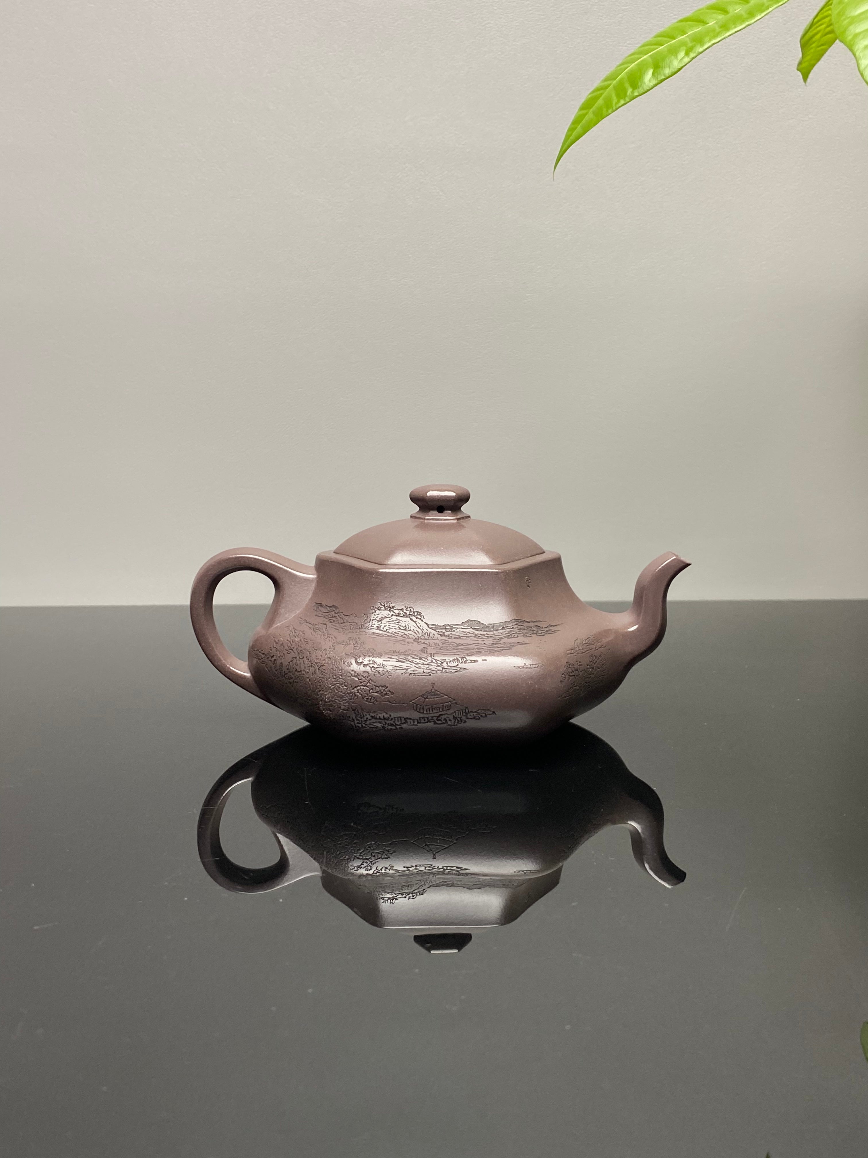 耿浩制～陈宏林刻绘 礼藏双绝重器｜紫砂界80后方器巨匠巅峰臻品《闲者六方壶》甄选原矿优质清灰泥·260cc，料工合一、品质顶级